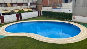 Bazén v ubytovaní Apartamento con terraza y piscina en Malgrat de Mar alebo v jeho blízkosti