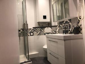 uma casa de banho com um WC, um lavatório e um chuveiro em Parking Privé - Vue mer - WiFi - Centre Historique em Grasse
