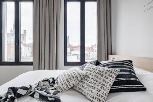 Un ou plusieurs lits dans un hébergement de l'établissement MAISON12 - Design apartments with terrace and view over Ghent towers