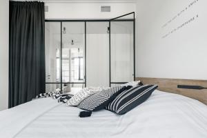 Ένα ή περισσότερα κρεβάτια σε δωμάτιο στο MAISON12 - Design apartments with terrace and view over Ghent towers