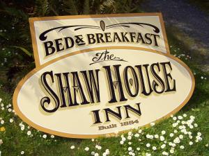 a sign for a shirm house inn in the grass at Shaw House Inn in Ferndale