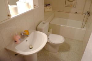 A bathroom at Villa Aleka