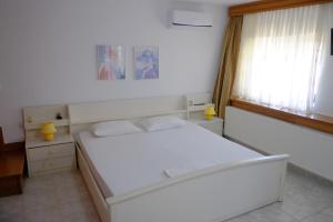 A bed or beds in a room at Villa Aleka