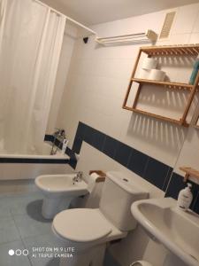 Kúpeľňa v ubytovaní Luminoso y acogedor apartamento en la playa + 6 fotografií