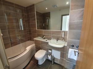 Et bad på Luxury city centre Apartment with Smart TV and Netflix, Hockley, Nottingham