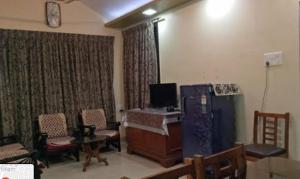uma sala de estar com um piano, uma mesa e cadeiras em Swapnapurti Bungalow 2BHK em Alibaug