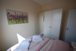 ein Schlafzimmer mit einem Bett und einem Wandgemälde in der Unterkunft Saltburn Holidays 3 Park View in Loftus