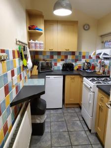 Køkken eller tekøkken på Saltburn Holidays Primrose Cottage + 5 billeder