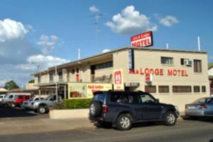 エメラルドにあるA&A Lodge Motelのモーテル前の駐車場