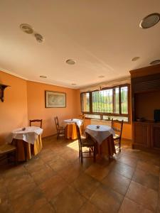 a restaurant with two tables and chairs in a room at Hotel Hostería de Monzón in Monzón de Campos