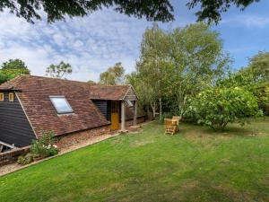 una casa con patio con mesa y sillas en Souters Cottage Annexe, en Chichester