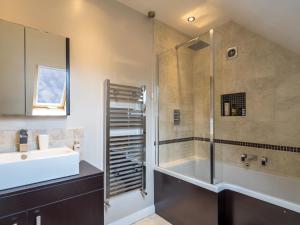 A bathroom at Souters Cottage Annexe