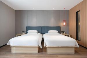 Uma cama ou camas num quarto em New Century Manju Hotel The Old Bund of Ningbo