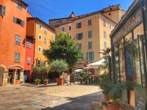 Photo de la galerie de l'établissement Parking Privé - Vue mer - WiFi - Centre Historique, à Grasse