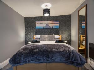 מיטה או מיטות בחדר ב-Southernhay Basement Apartment