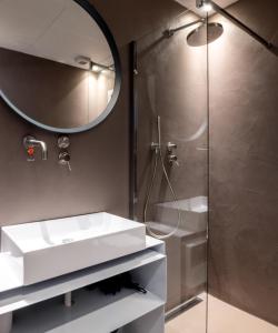 La salle de bains est pourvue d'un lavabo et d'une douche. dans l'établissement MOMENTO-TEATRO GRECO, à Syracuse