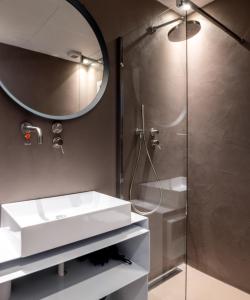 un bagno con lavandino e doccia di MOMENTO-TEATRO GRECO a Siracusa Altre 28 foto