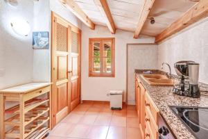 Kuchyň nebo kuchyňský kout v ubytování Finca L'hort Nou