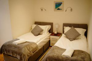 Un pat sau paturi într-o cameră la Serviced Property Plymouth