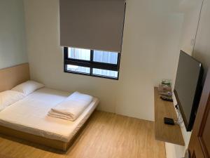 Tempat tidur dalam kamar di Donghai Cottage Backpack Inn Suite