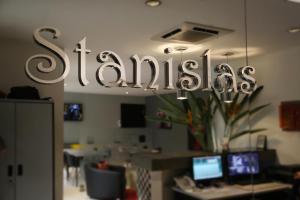 Una señal que dice "estanislacs" en una oficina. en Stanislas Maison d'hotes, en Abiyán