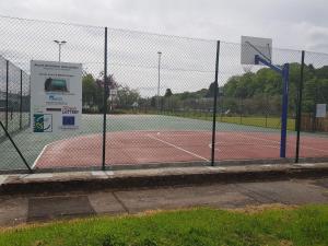 Sadržaji za tenis i/ili skvoš kod objekta Black Isle Holiday Apartments ili u blizini