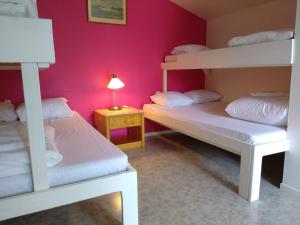 a small room with a bed and a desk at Milano Garden - City Bungalow Hotell, i gränslandet till Kullabygdens pärlor in Åstorp
