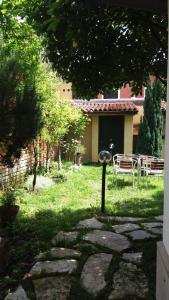 a garden with a stone path in front of a house at APPARTAMENTO PARADISO CA' GIULIA in Venice