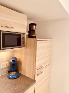a kitchen with a microwave and a blender on a counter at Modernes Apartment am Bodensee in Wasserburg