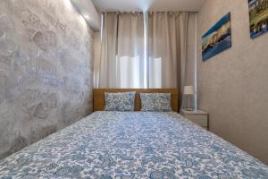モスクワにあるDream House Studio Novy Arbatのベッドルーム1室(青と白のベッドカバー付)