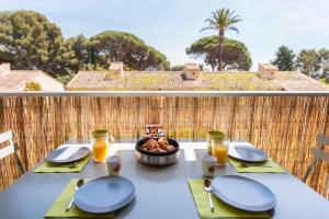 una mesa con dos platos y un tazón de comida en Studio Del Mar, en Saint-Cyr-sur-Mer