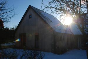Teffont Magna的住宿－Garden Studio Spring Cottage，屋顶上阳光灿烂的谷仓