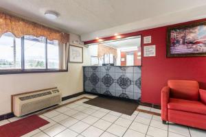 a living room filled with furniture and a red wall at Econo Lodge Charlotte Airport Area in Charlotte