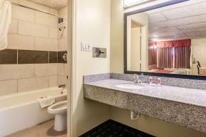 Koupelna v ubytování Econo Lodge Charlotte Airport Area + 21 fotografií