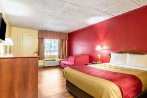 Postel nebo postele na pokoji v ubytování Econo Lodge Charlotte Airport Area