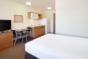 A bed or beds in a room at WoodSpring Suites Baton Rouge Airline Highway