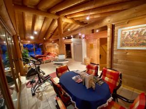 una sala da pranzo con tavolo e sedie blu di Gasthaus Staude a Triberg