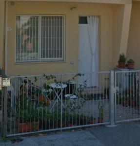 een hek voor een huis met planten bij TOSCANA HOME in Ravenna