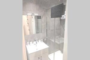La salle de bains est pourvue d'un lavabo et d'un miroir. dans l'établissement NEW APARTMENT - Offline Bookings on 079-504-13594, à Bradford