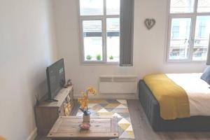 Кровать или кровати в номере NEW APARTMENT - Offline Bookings on 079-504-13594