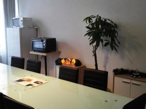una sala da pranzo con tavolo, TV e pianta di Sultania's Melanchthon a Norimberga