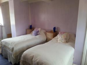 two beds in a small room with at Stone House in Sulgrave