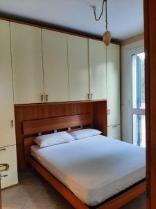 1 dormitorio con 1 cama grande y armarios blancos en Villetta a pochi passi dal mare, en Santa Cesarea Terme