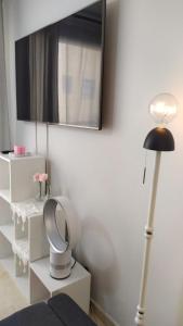 Televízia a/alebo spoločenská miestnosť v ubytovaní Bara Blanc Beach