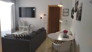 Televízia a/alebo spoločenská miestnosť v ubytovaní Bara Blanc Beach