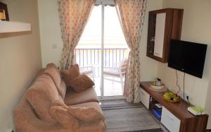 TV a/nebo společenská místnost v ubytování Naufragos Beach Apartment
