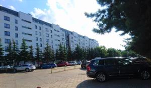 parking z samochodami zaparkowanymi przed budynkiem w obiekcie Baza Hotelowa Bobrowiecka 9 w Warszawie