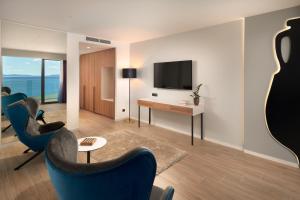 TV i/ili multimedijalni sistem u objektu Amphora Hotel