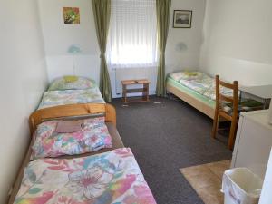 Cette chambre comprend 2 lits superposés et une fenêtre. dans l'établissement Penzion Kameňák, à Kamenný Újezd