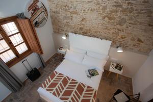 an overhead view of a bedroom with a bed and a window at Casual con Duende Cadiz in Cádiz